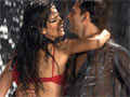 Akshay, Katrina get cosy in rain