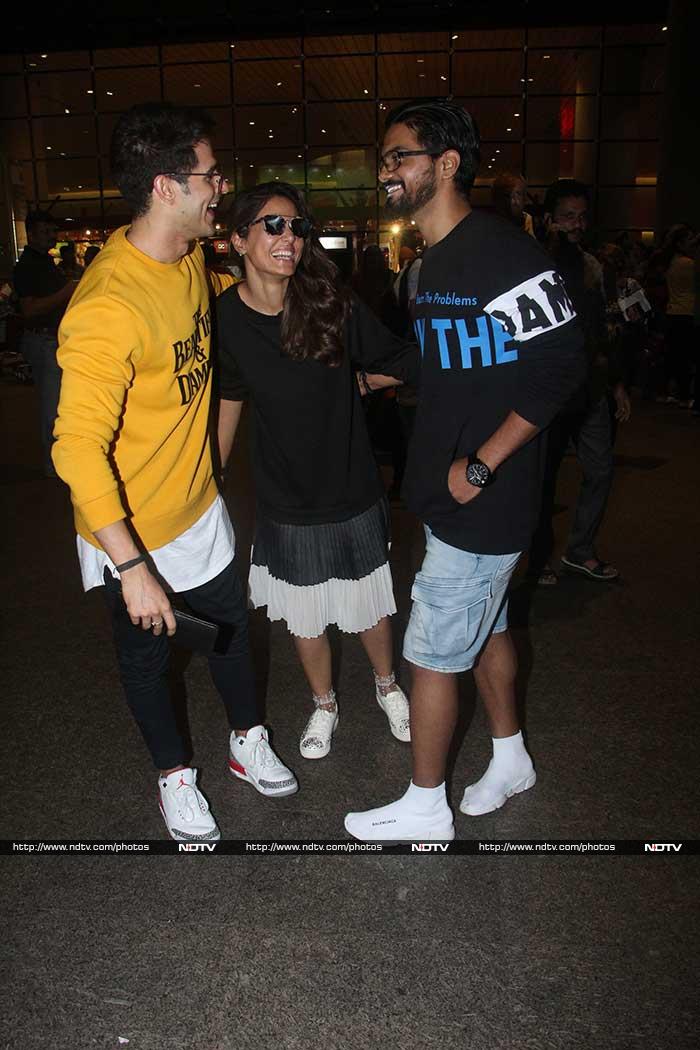 Rocky Jaiswal - Hina Khan's boyfriend - also joined the dup for some <I>masti shasti</i> at the airport.