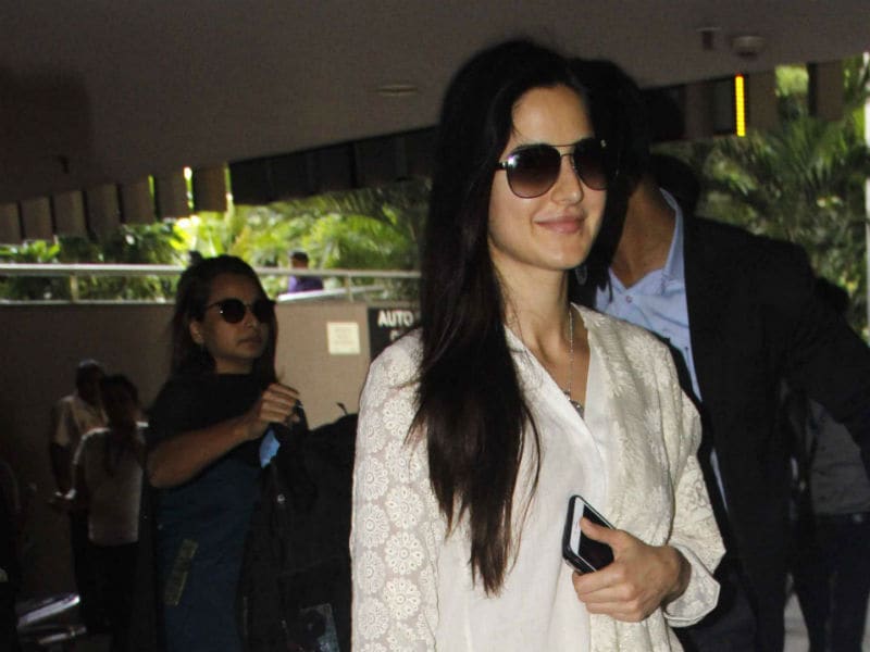 Photo : Katrina Kaif And Her New BFF, Kala Chashma, Spotted At The Airport