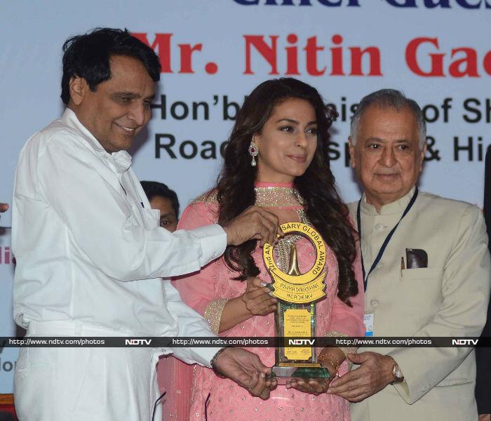 Katrina\'s Big Day: Actress Collects Smita Patil Award
