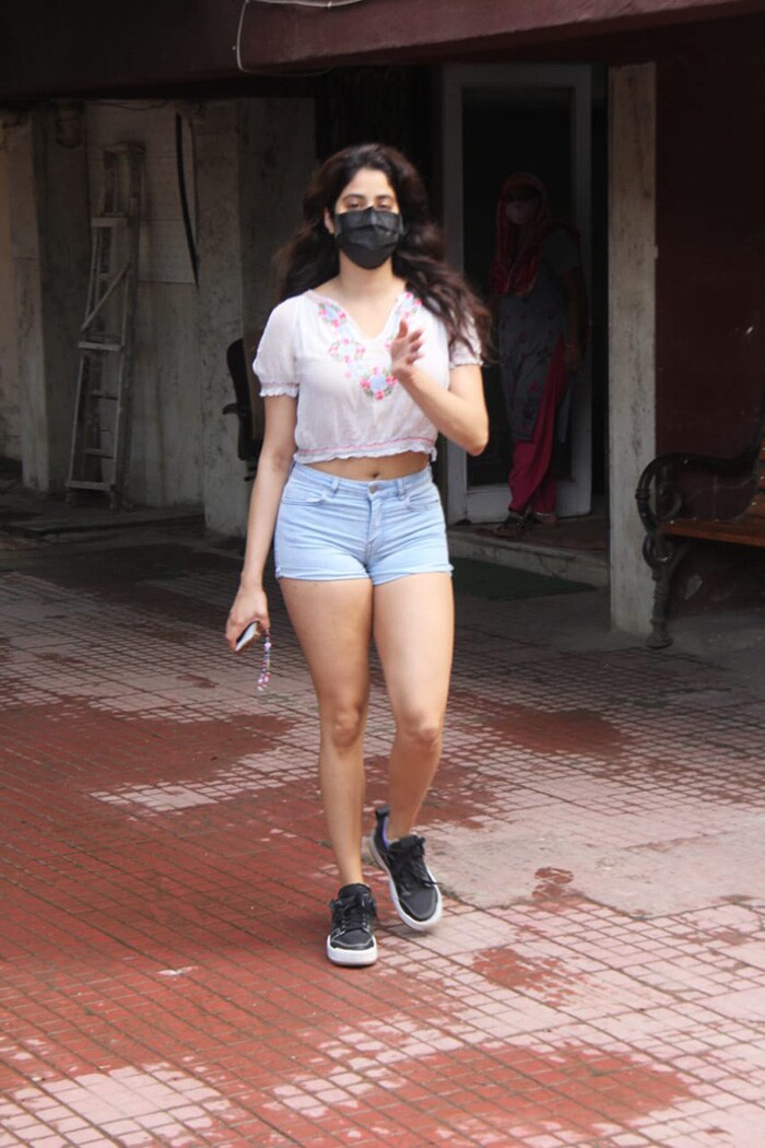 Janhvi Kapoor, who never misses her gym classes, was pictured outside her Pilates class in Santacruz.