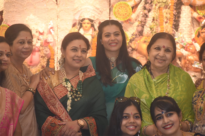 Kajol happily posed with her family members.