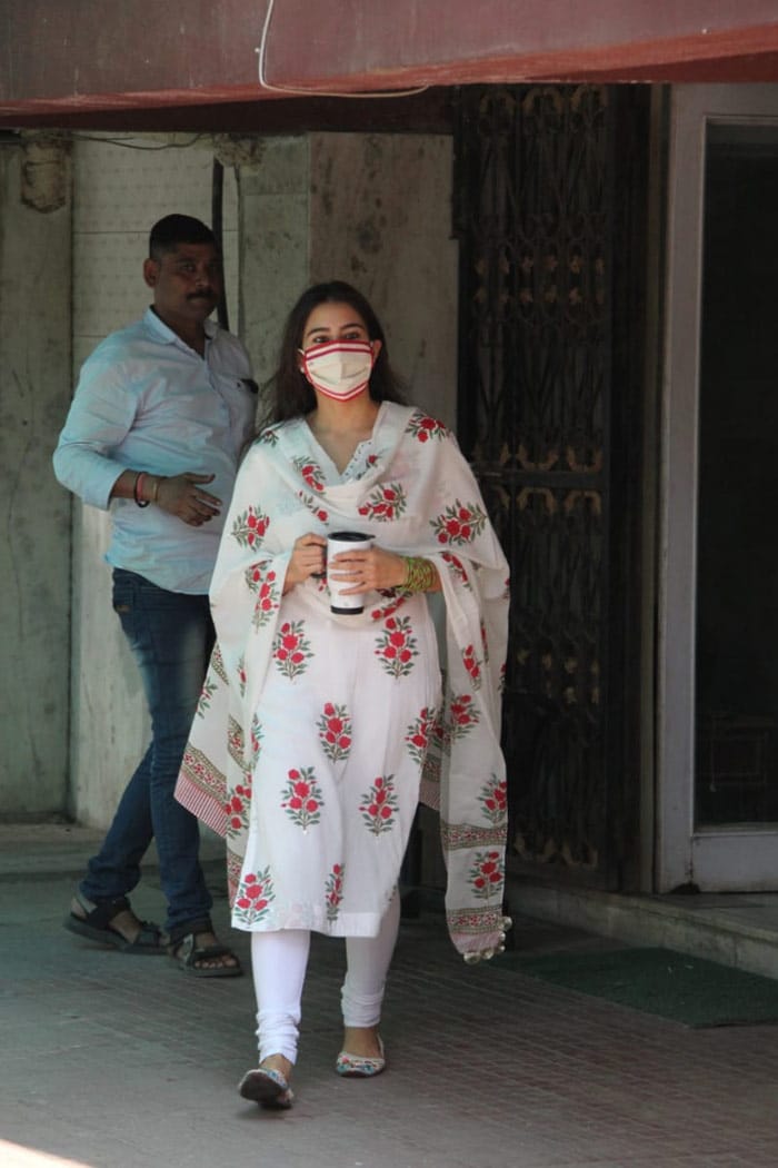 Sara Ali Khan posed for the paparazzi outside her Pilates class. (Pic courtesy: Varinder Chawla)