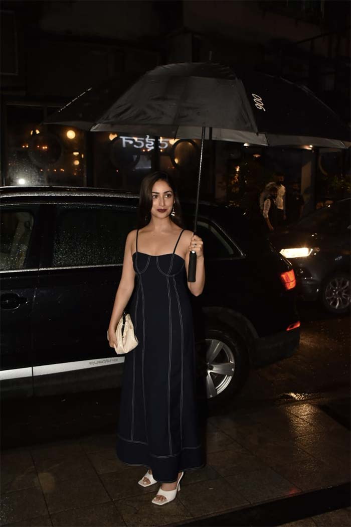 Rain or no rain, Yami Gautam will take out time for the paparazzi.