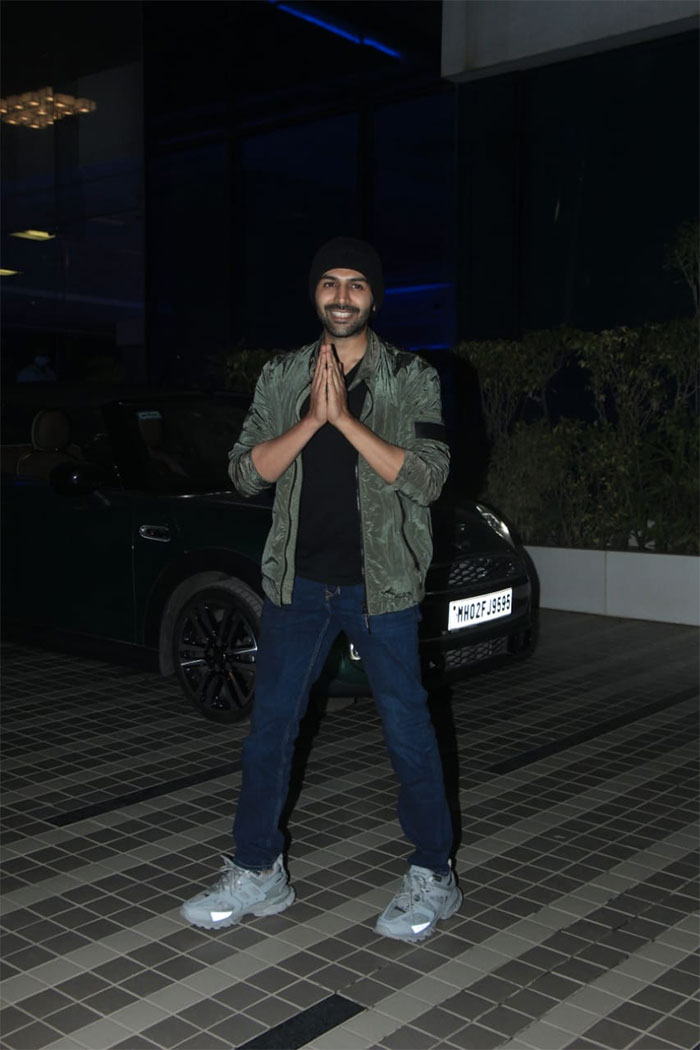 Kartik Aaryan was all smiles as he posed for the photograph.