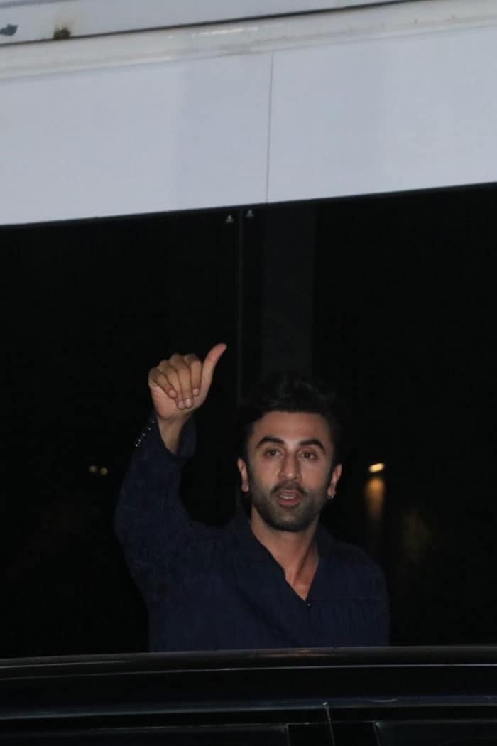 Ranbir Kapoor gave a thumbs up to the shutterbugs.