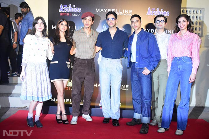 Suhana Khan, Khushi Kapoor, Dot, Agastya Nanda, Mihir Ahuja, Vedang Raina and Yuvraj Menda were in the mood to pose. (Image courtesy: Varinder Chawla)