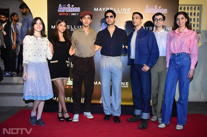 Suhana Khan, Khushi Kapoor and Dot kept their look chic, while Agastya, Mihir, Vedang and Yuvraj kept it cool and casual. (Image courtesy: Varinder Chawla)