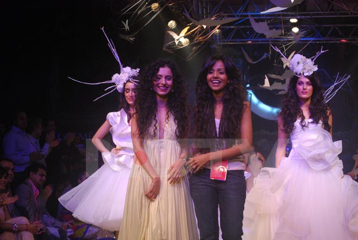 Bipasha, Sussanne at Lakme Fashion Week Grand Finale