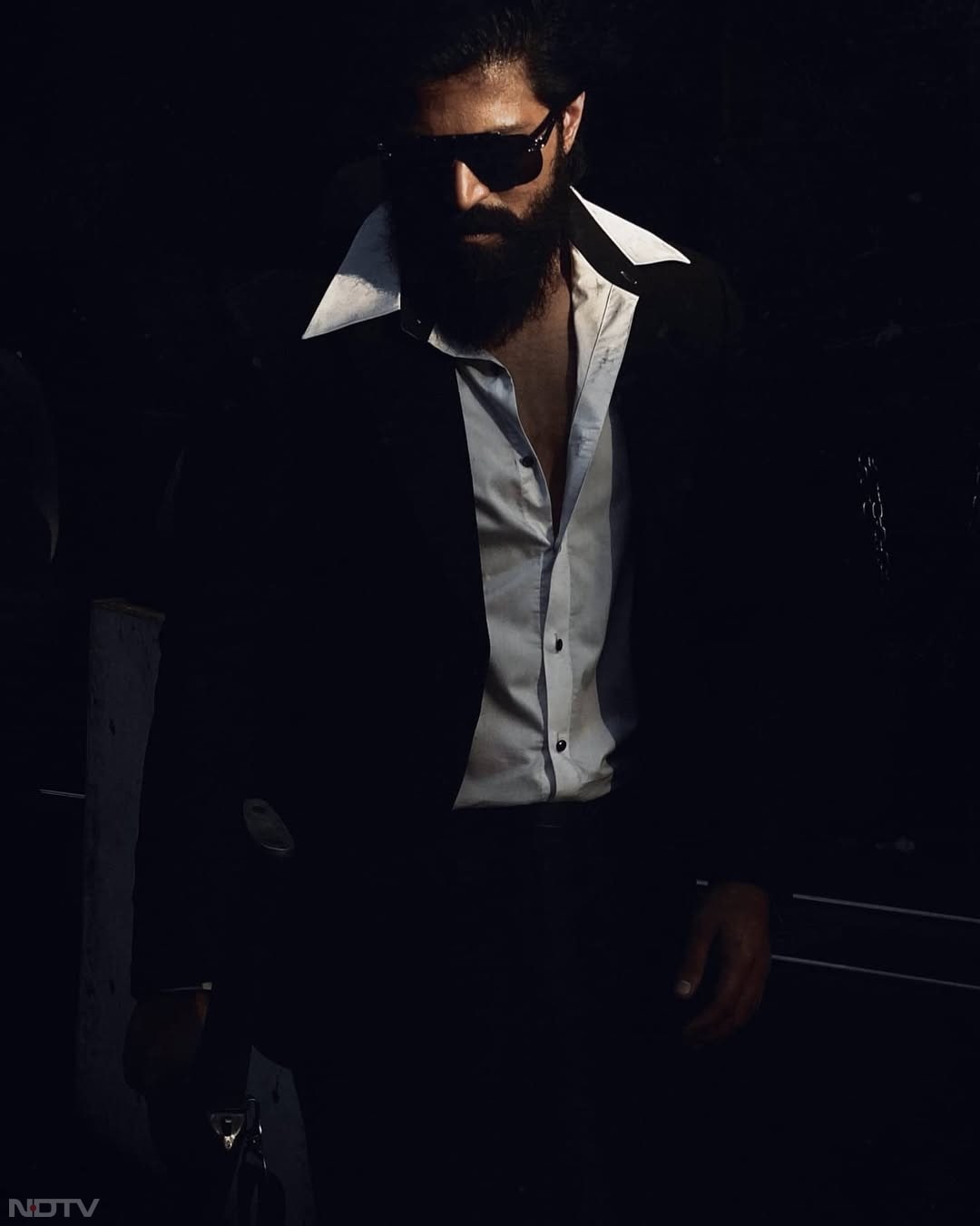 टीजर में यश अपने किरदार 'राया' के रूप में नजर आ रहे हैं. जिसे लोग खूब प्&zwj;यार दे रहे हैं. thenameisyash/Instagram