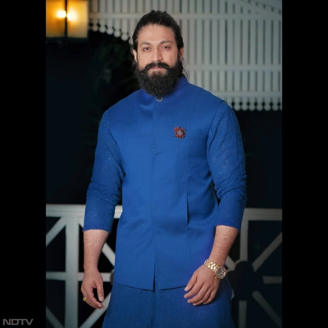 केजीएफ की तरह इस फिल्&zwj;म में भी यश का लुक स्टाइलिश, हाथ में बंदूक और मुंह में सिगार लिए हुए दिख रहा है. thenameisyash/Instagram