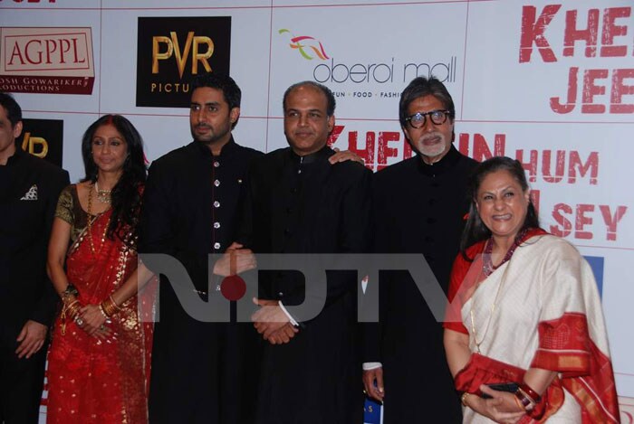 Happy Picture: Sunita, Abishek, Ashutosh, Amitabh and Jaya pose together.