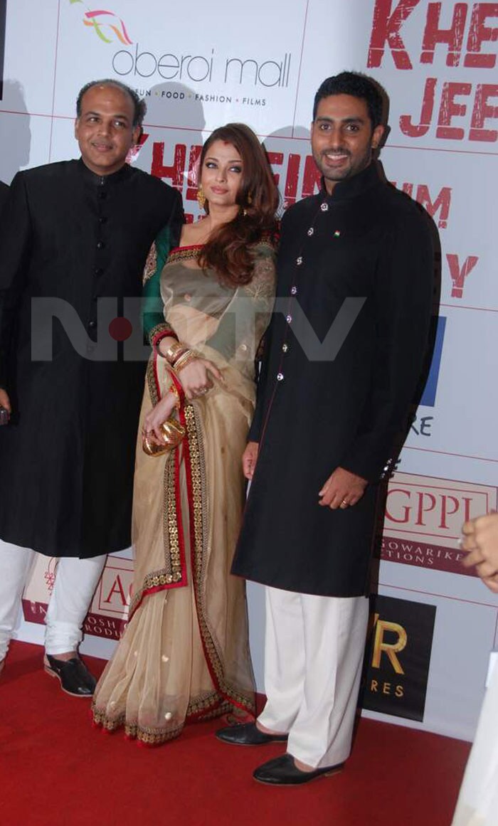 Ash, Abhi with the man of the moment Ashutosh Gowariker.