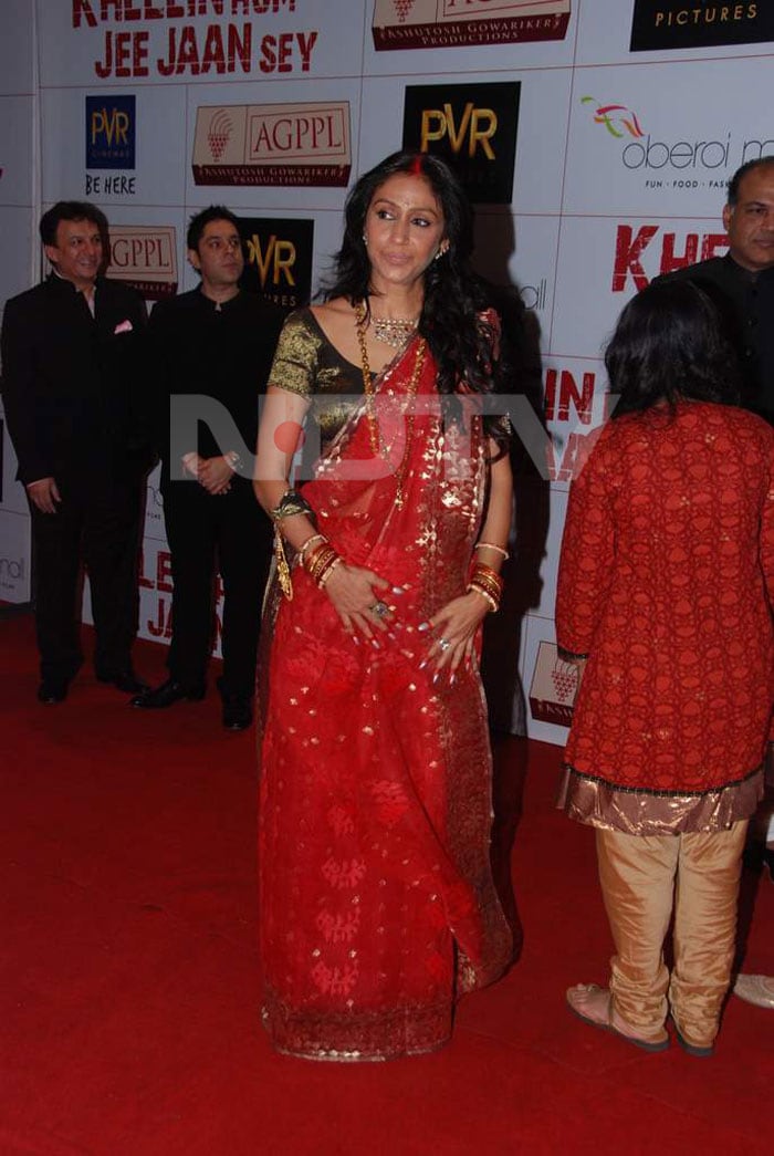 Ashutosh's wife and film's producer Sunita Gowariker looks nice in this red saree.