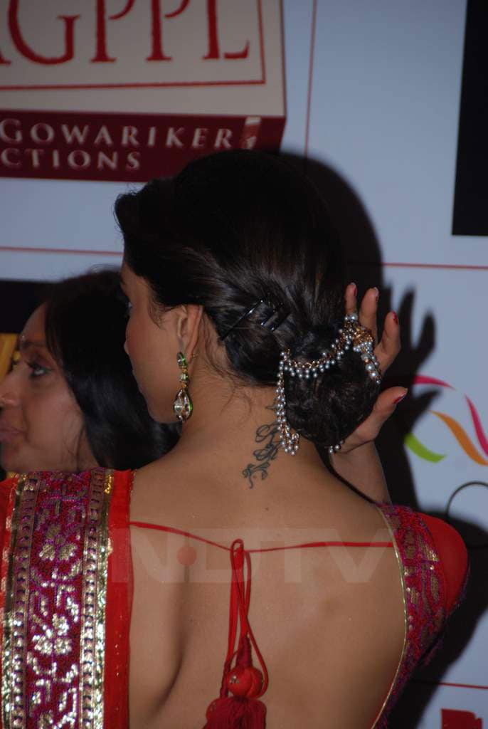 Deepika proudly flaunts her tattoo.