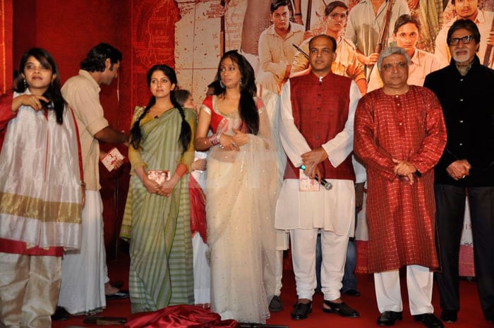 Director Ashutosh Gowariker stands close to wife Sunita as Javed Akhtar and Big B complete the group.