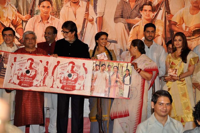 Javed Akhtar, Big B, Deepika and Jaya display the audio kit.