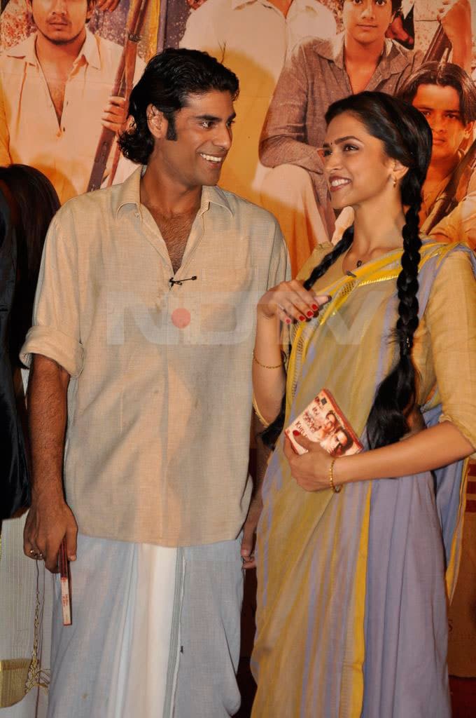 Sikander Kher and Deepika share a laugh together.