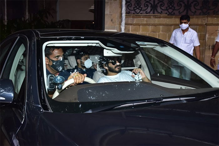 Harsh Varrdhan Kapoor arrived at dad's house with brother-in-law Karan Boolani in a car.