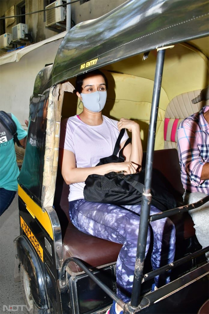 Shraddha Kapoor had a fun ride in an auto rickshaw. (Image Courtesy: Varinder Chawla)