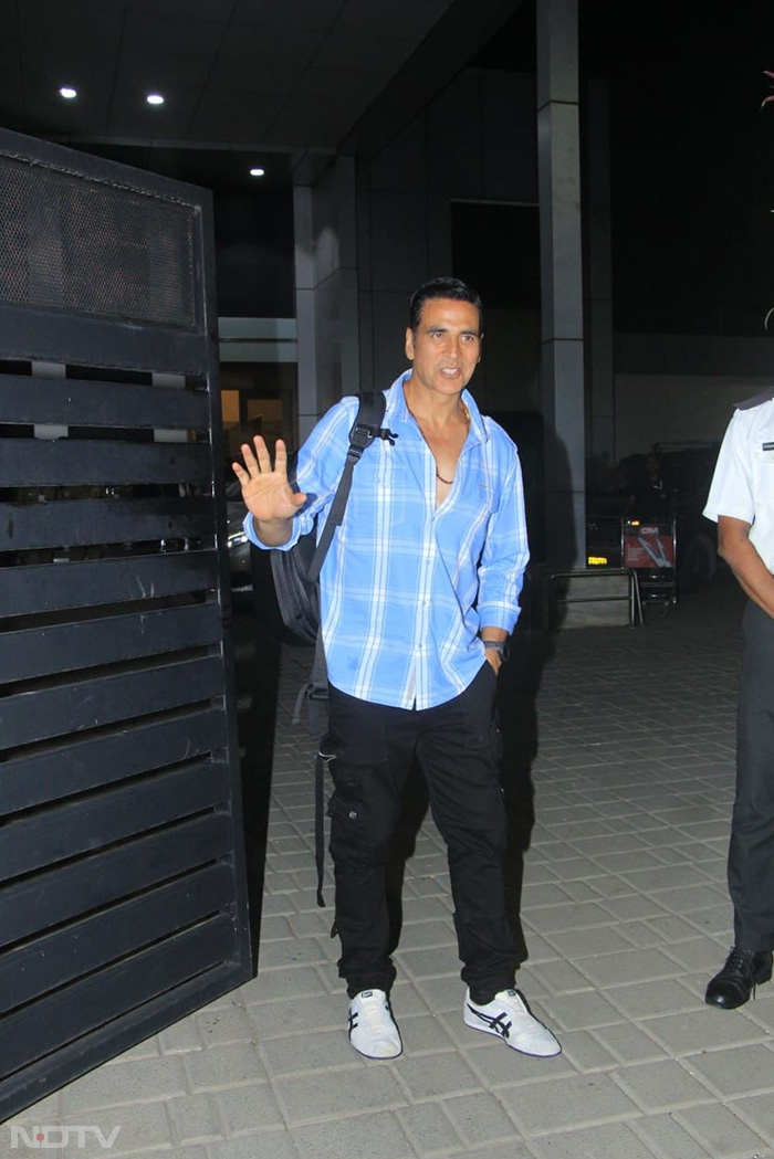 Akshay Kumar smiled at the paparazzi at the Kalina airport. (Image Courtesy: Varinder Chawla)