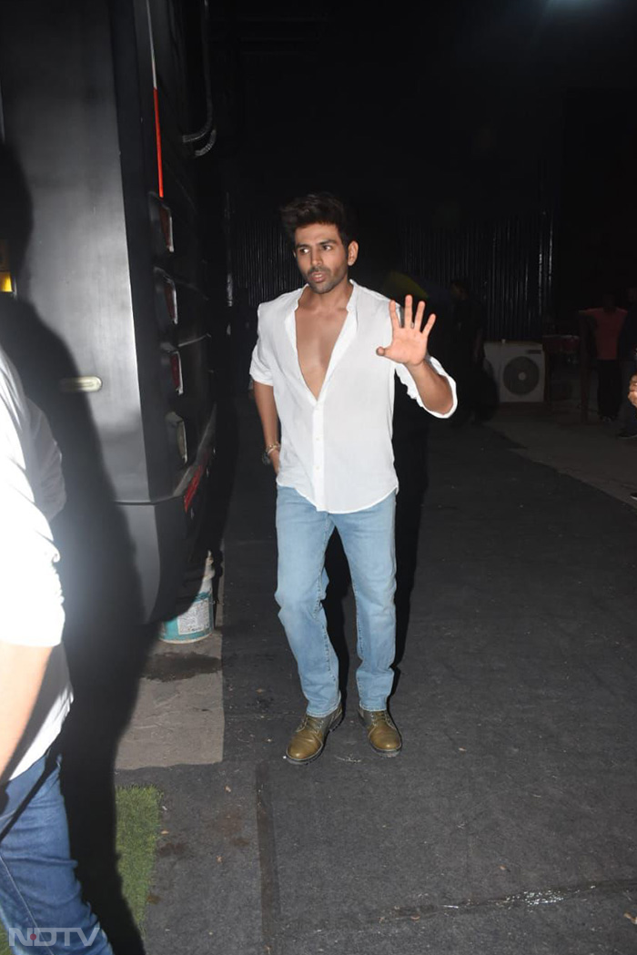 Kartik Aaryan stepped out for work, looking dapper as ever. (Image Courtesy: Varinder Chawla)