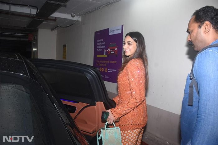 मुंबई एयरपोर्ट पर नज़र आईं कियारा आडवाणी और सारा अली खान