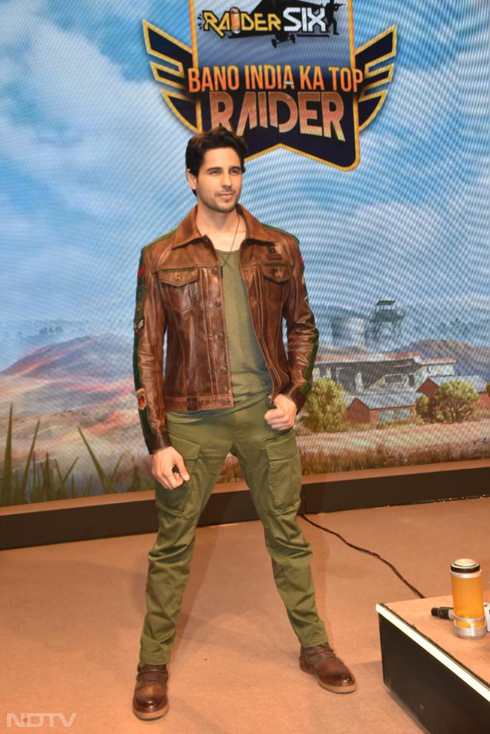 Sidharth Malhotra looked dapper in a jacket. (Image Courtesy: Varinder Chawla)