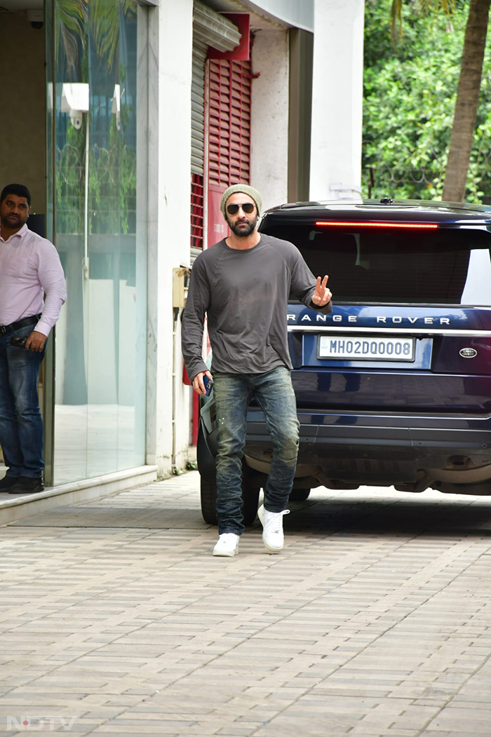 Ranbir Kapoor was pictured greeting the paparazzi. (Image Courtesy: Varinder Chawla)