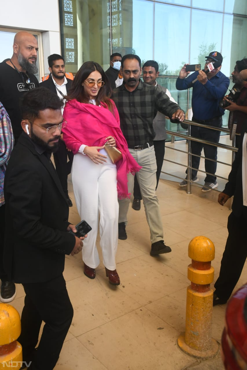 Bride-to-be Kiara Advani checked into Jaisalmer, Rajasthan on Saturday afternoon. (Image courtesy: Varinder Chawla)