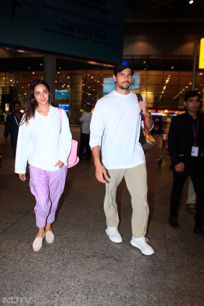 Kiara Advani and Sidharth Malhotra landed in Mumbai last night. (Image courtesy: Varinder Chawla)