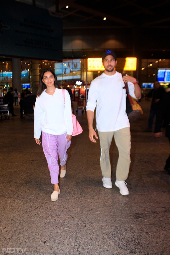 The <i>Shershaah</i> co-stars were all smiles as they were pictured at the airport. (Image courtesy: Varinder Chawla)