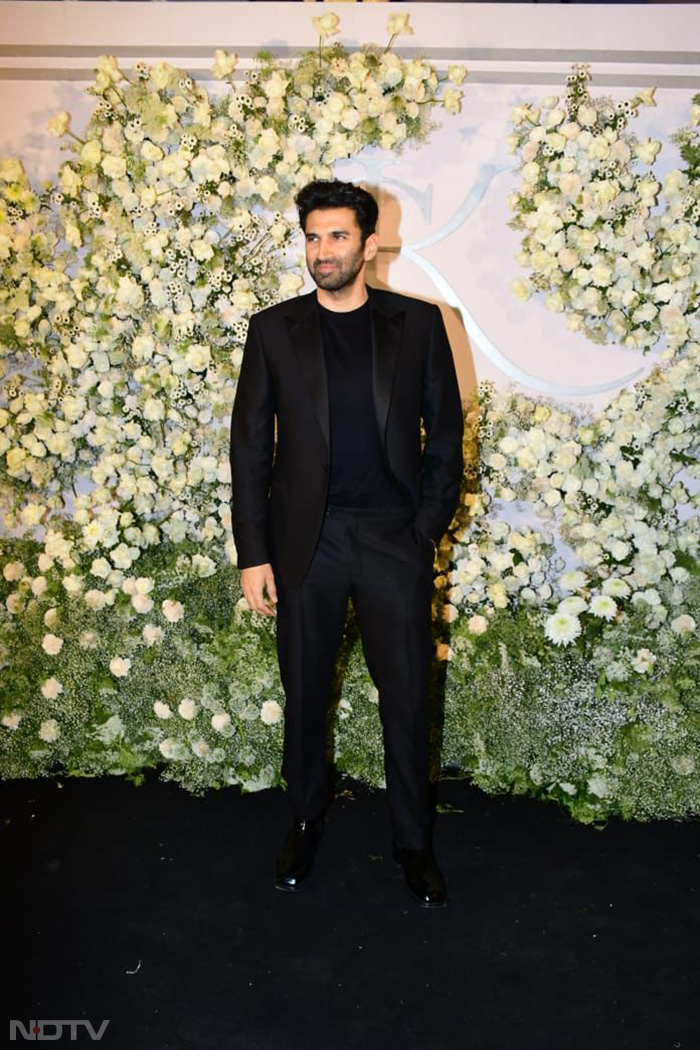 Aditya Roy Kapur looked dapper in his black pant suit at Sidharth-Kiara's wedding reception. (Image Courtesy: Varinder Chawla)