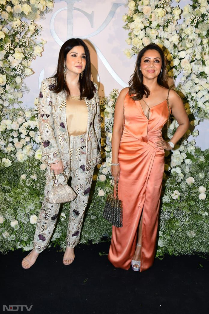 Gauri Khan posed with her friend Maheep Kapoor at Sidharth-Kiara's wedding reception. (Image Courtesy: Varinder Chawla)
