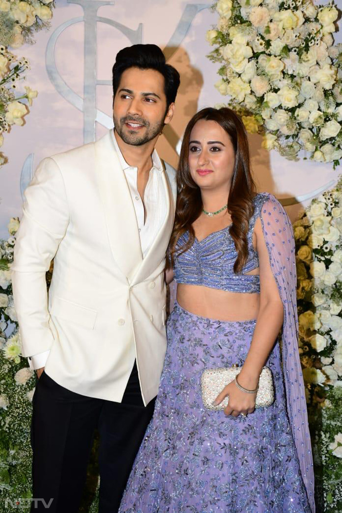 Varun Dhawan and wife Natasha looked adorable as they posed at Sidharth-Kiara's wedding reception. (Image Courtesy: Varinder Chawla)