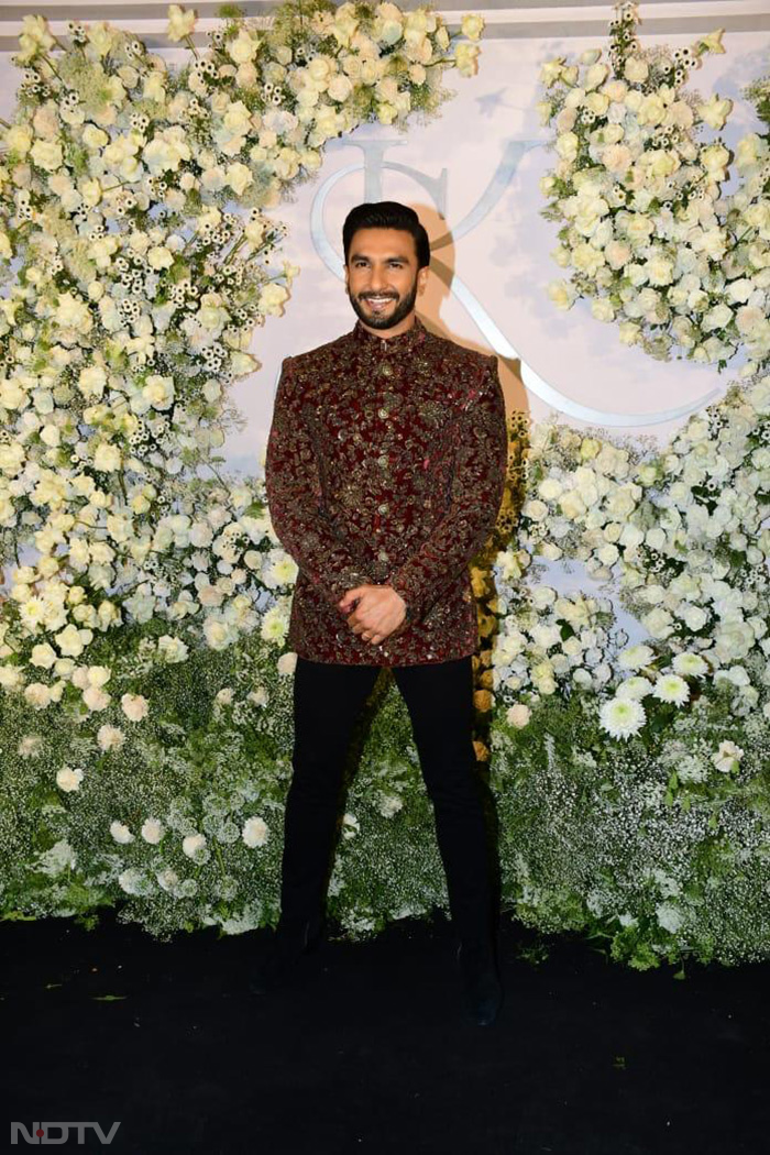 Ranveer Singh flashed a smile as he posed for the paparazzi at Sidharth-Kiara's wedding reception. (Image Courtesy: Varinder Chawla)