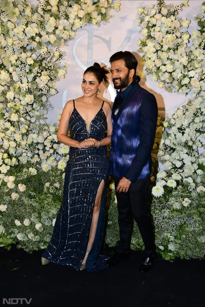 Riteish Deshmukh and Genelia looked cute as they twinned at Sidharth-Kiara's wedding reception. (Image Courtesy: Varinder Chawla)