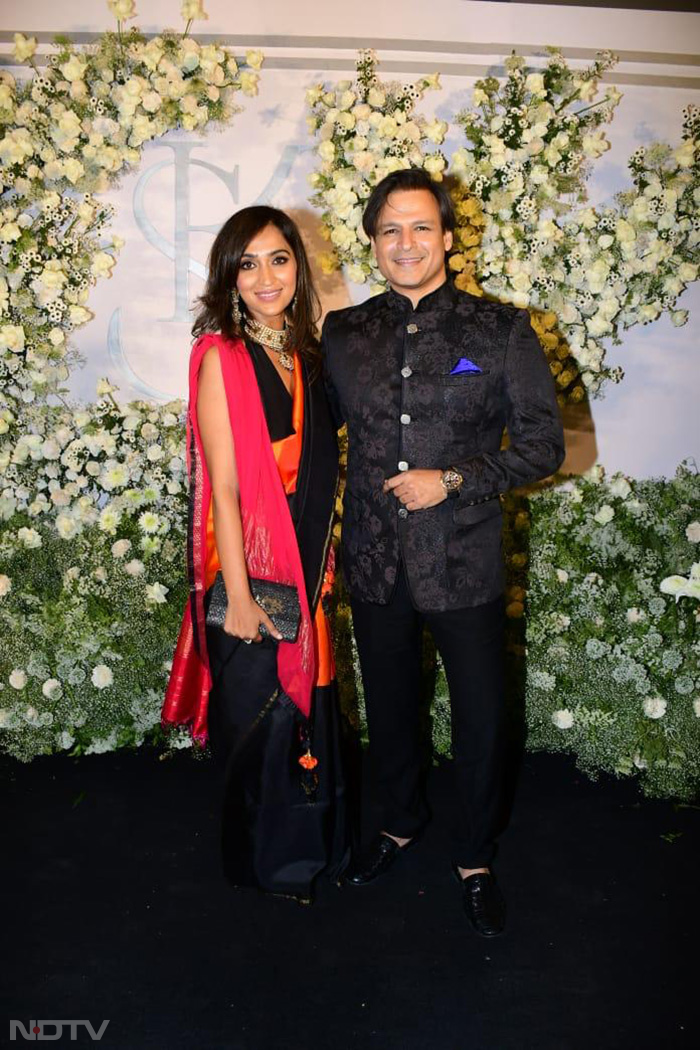 <i>Saathiya</i> actor Vivek Oberoi posed for the shutterbugs with his wife at Sidharth-Kiara's wedding reception party. (Image Courtesy: Varinder Chawla)