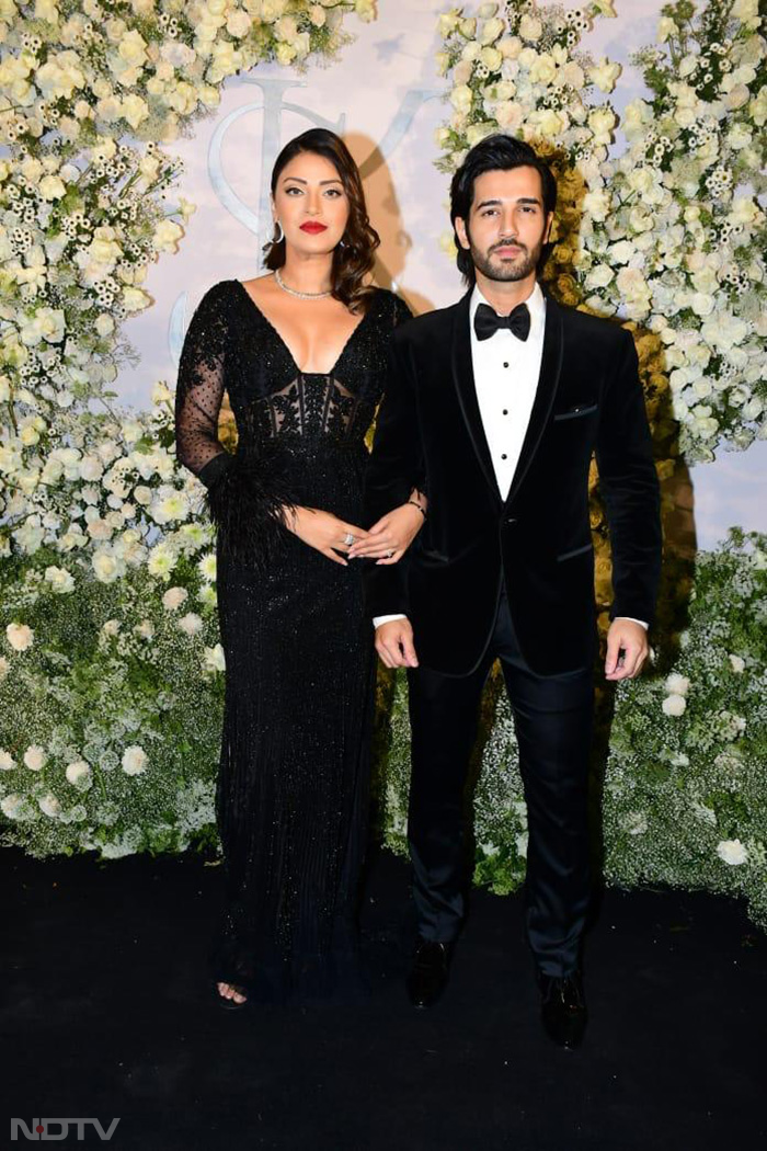 Aditya Seal and Anushka Ranjan posed for the shutterbugs at Sidharth-Kiara's wedding reception party. (Image Courtesy: Varinder Chawla)