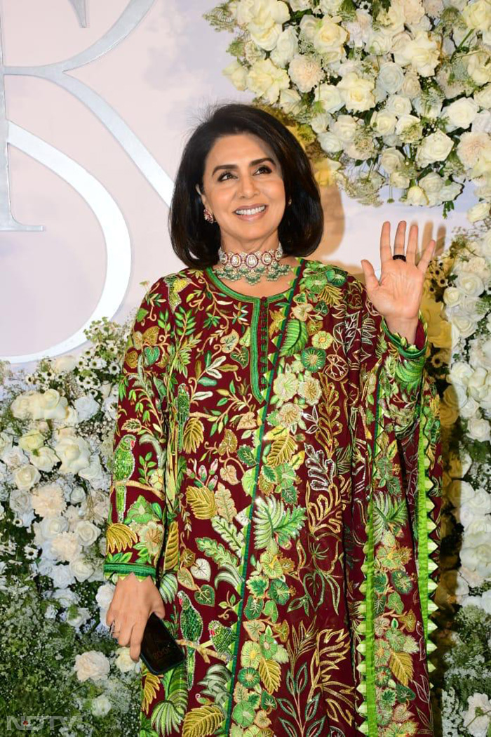 Neetu Kapoor looked beautiful in a green traditional wear at Sidharth-Kiara's wedding reception party.(Image Courtesy: Varinder Chawla)