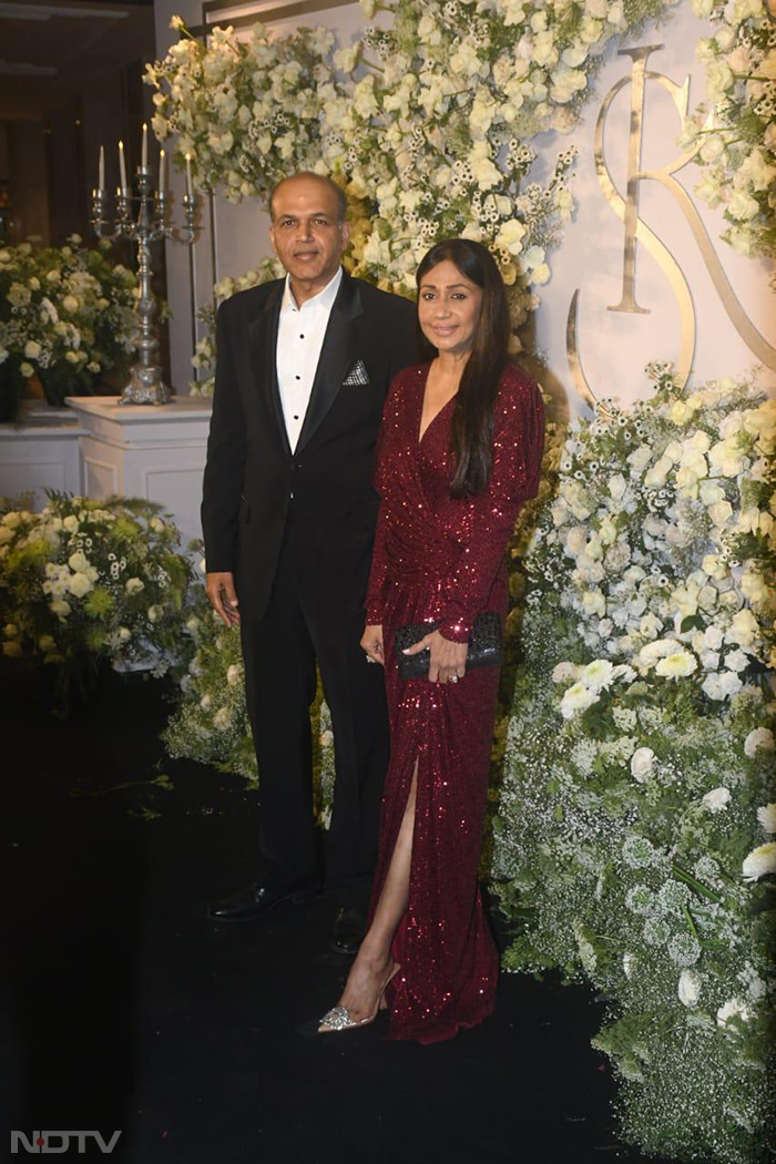 <i>Lagaan</i> director Ashutosh Gowariker and wife Sunita Gowariker attended Sidharth-Kiara's wedding reception party. (Image Courtesy: Varinder Chawla)