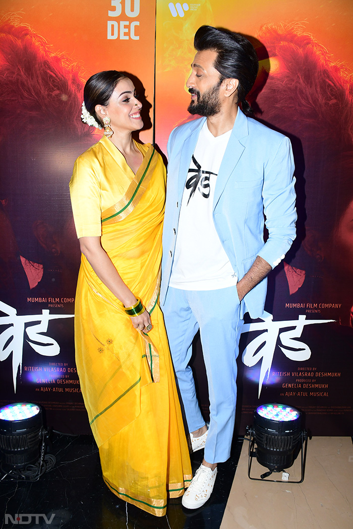 The couple happily posed at the trailer launch. (Image courtesy: Varinder Chawla)