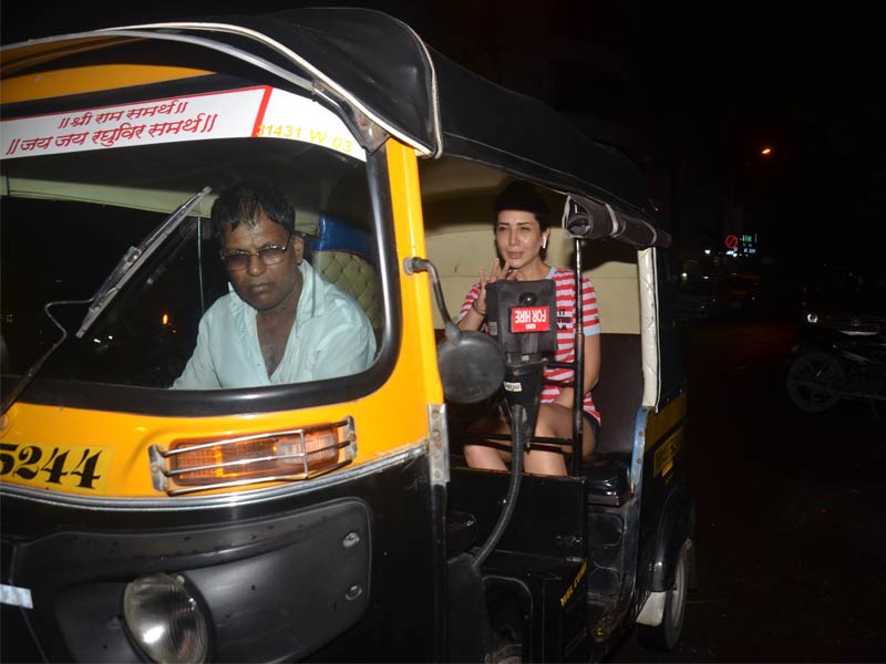 Photo : Kim Sharma Enjoys An Auto Ride On Bandra Street