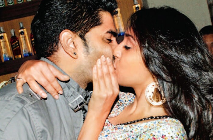 Newly married Shweta Salve was out to party with husband (then beau) Hermit Singh, when the paparazzi caught her giving her beau a mouthful. Blame it on the spirit!