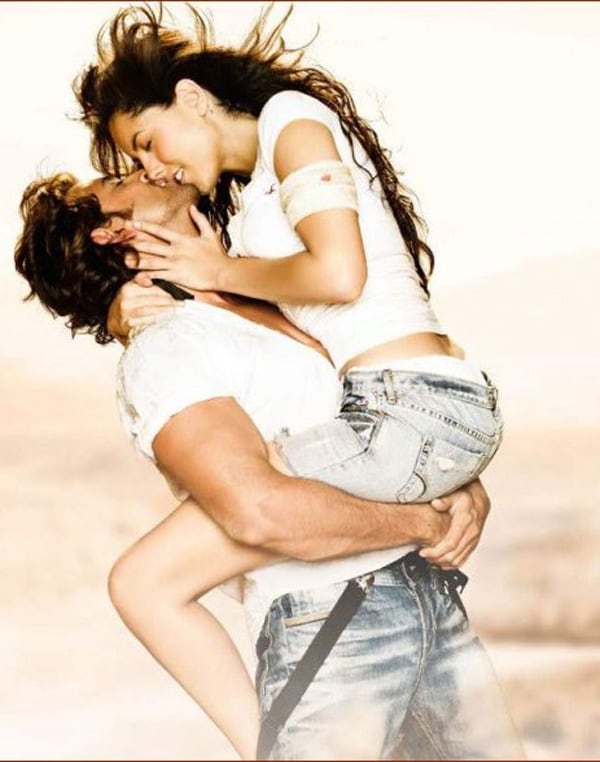 Saif Ali Khan and Deepika Padukone share a kiss in the upcoming film <I>Love Aaj Kal</i>.