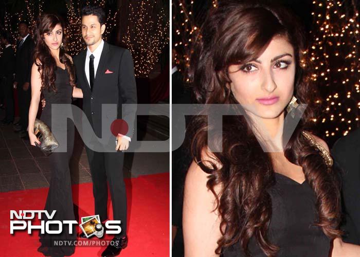 The lovely couple Soha Ali Khan and Kunal Khemu pose together.