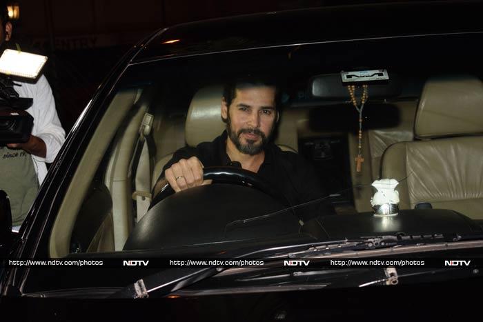 Dino Morea drove himself to the party venue.