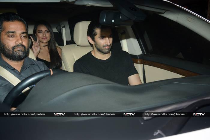 Sonakshi Sinha was also dressed in black. She came with Aditya Roy Kapur.