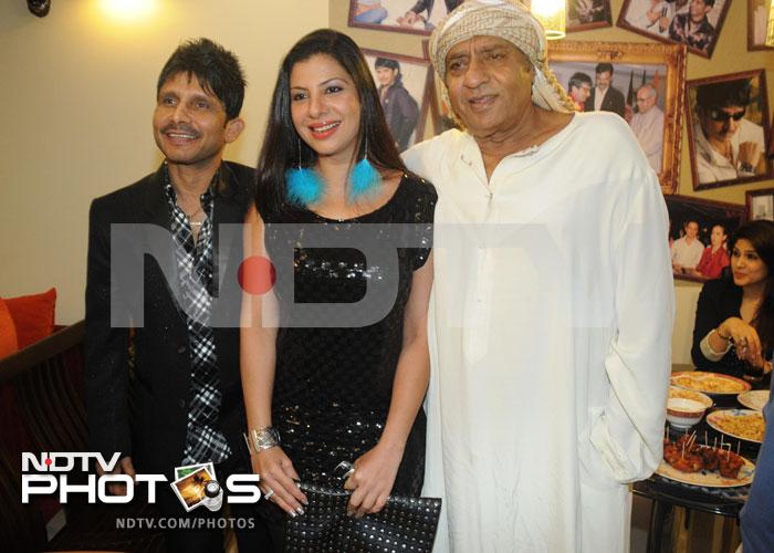 Veteran actor Ranjeet joins the two <i>Bigg Boss</i> inmates - KRK and Sambhavna.