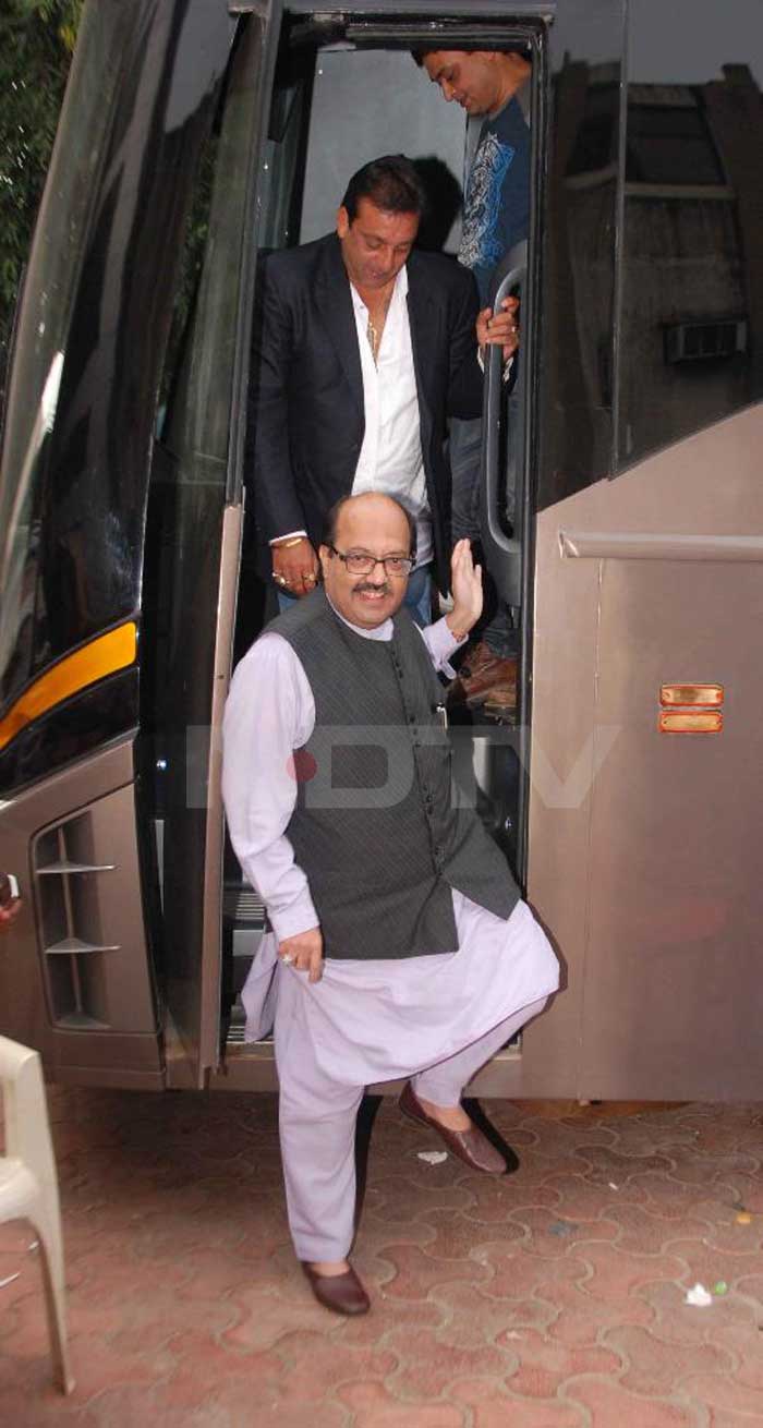 Sanjay Dutt arrives on the sets with politician Amar Singh.